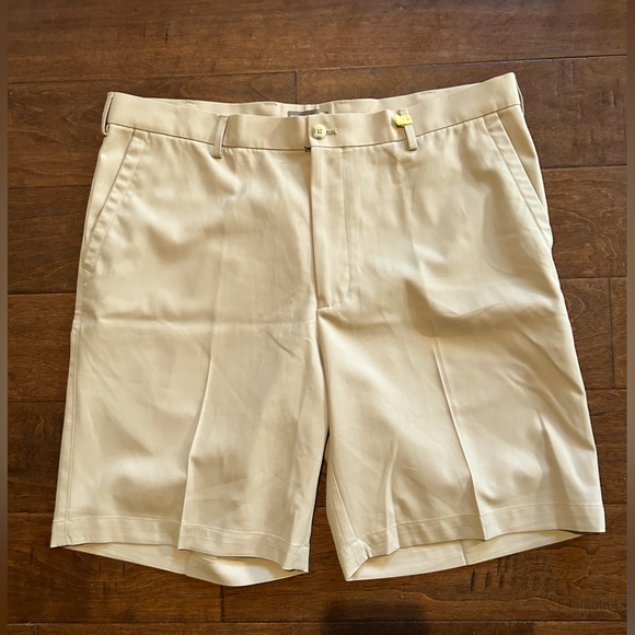 Luxurious Peter Millar Men’s Khaki Golf Short - Picture 1 of 10